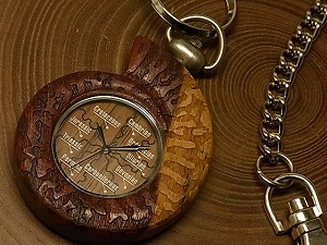 アンモナイト型ビャクダン製懐中時計