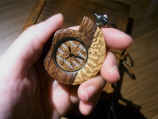アンモナイト型ビャクダン製懐中時計
